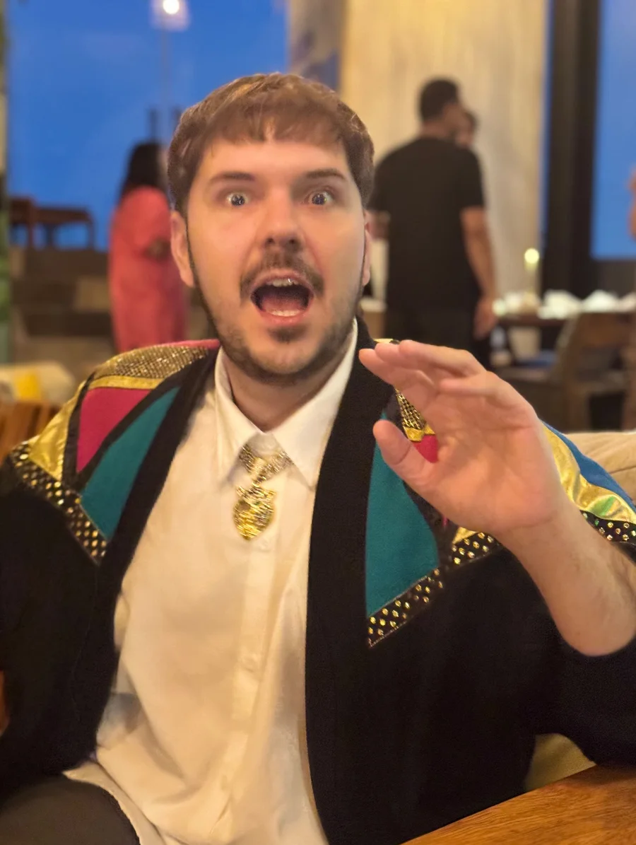 Cacho Cantú, comediante, con expresión de sorpresa